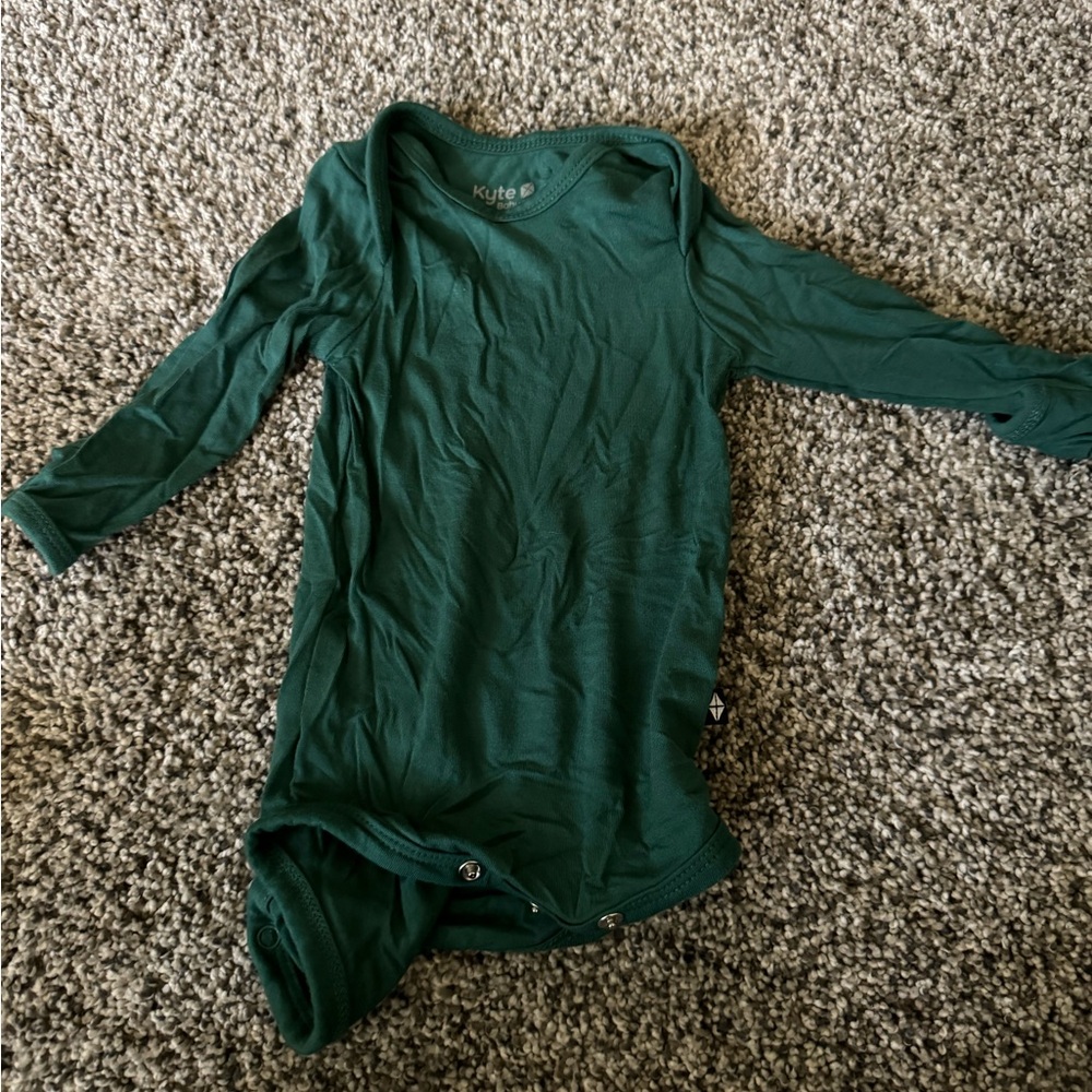 Kyte baby long sleeve green onesie 0-3 mos EUC